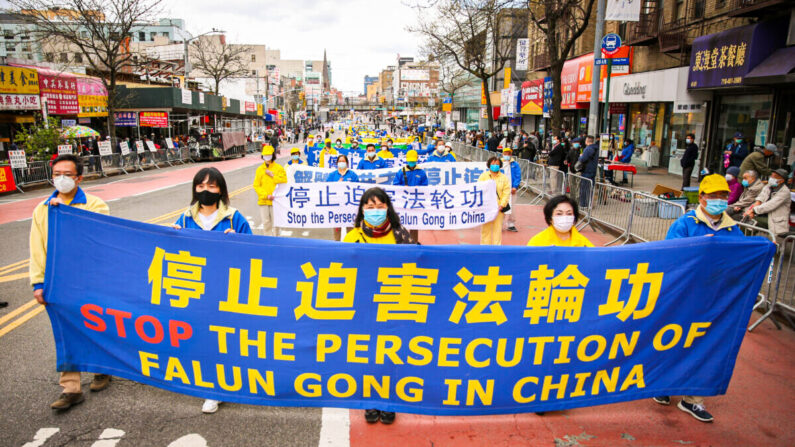 Practicantes de Falun Gong participan en un desfile en Flushing, Nueva York, el 18 de abril de 2021, para conmemorar el 22º aniversario de la petición pacífica del 25 de abril de 10,000 practicantes de Falun Gong en Beijing. (Samira Bouaou/The Epoch Times)
