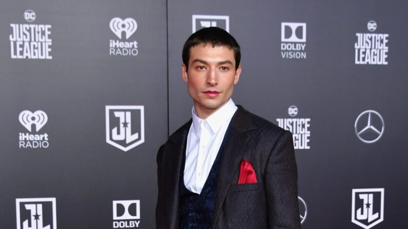 El actor Ezra Miller asiste al estreno de "Liga de la Justicia" de Warner Bros. Pictures en el Dolby Theatre de Hollywood, California, el 13 de noviembre de 2017. (Neilson Barnard/Getty Images)
