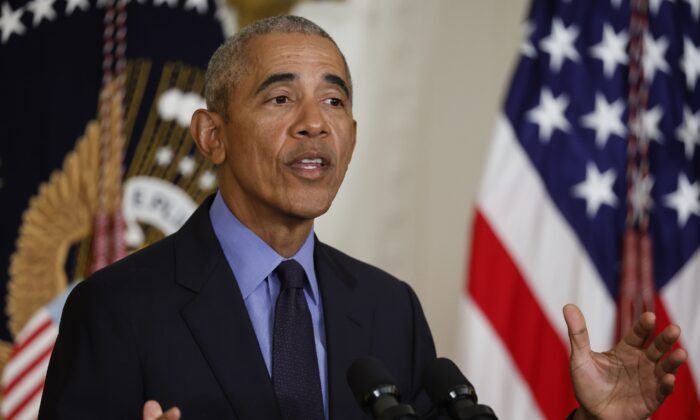 El expresidente Barack Obama habla durante un acto para conmemorar la aprobación en 2010 de la Ley de Asistencia Asequible en la Sala Este de la Casa Blanca en Washington, DC, el 5 de abril de 2022. (Chip Somodevilla/Getty Images)