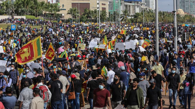 Miles de personas marcharon este sábado hasta la entrada de la Secretaría Presidencial, en Colombo, para exigir la renuncia del presidente esrilanqués, Gotabaya Rajapaksa, en medio de una profunda crisis de liquidez y la escasez de productos básicos. EFE/EPA/Chamila Karunarathne