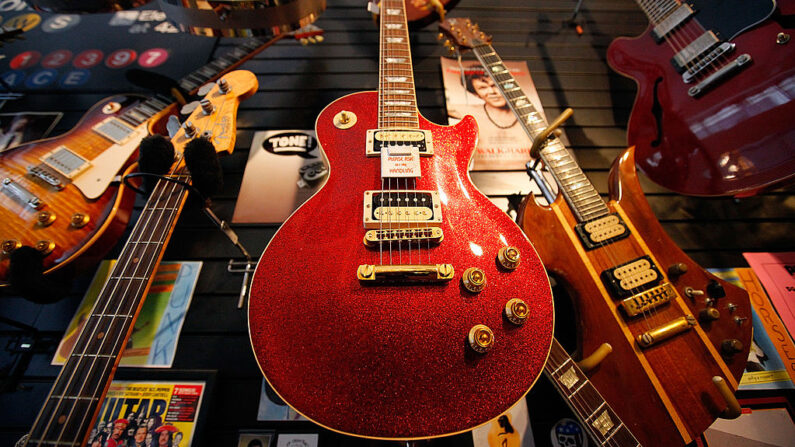 Guitarras Gibson Les Paul expuestas en la tienda ''30th Street Guitars'' el 13 de agosto de 2009 en Nueva York. (Jemal Countess/Getty Images)