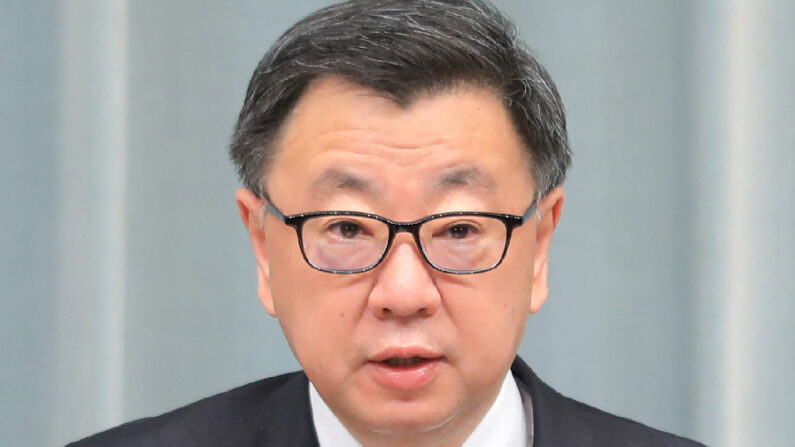 El secretario Jefe del Gabinete de Japón, Hirokazu Matsuno, habla durante una rueda de prensa en la oficina del primer ministro en Tokio el 30 de enero de 2022 después de que Corea del Norte disparara un supuesto misil balístico. (STR/JIJI PRESS/AFP vía Getty Images)