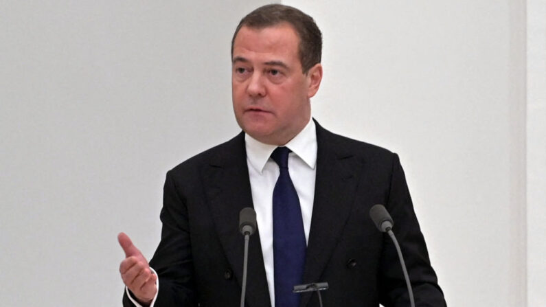 El vicepresidente del Consejo de Seguridad de Rusia, Dmitry Medvedev, habla durante una reunión con miembros del Consejo de Seguridad en Moscú el 21 de febrero de 2022. (Alexey Nikolsky/Sputnik/AFP vía Getty Images)