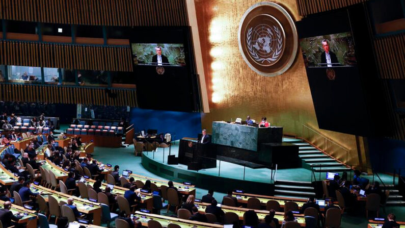 El embajador de Ucrania ante la ONU, Sergiy Kyslytsya, se dirige a la reunión de la Asamblea General de las Naciones Unidas donde los países miembros votan si suspenden a Rusia del Consejo de Derechos Humanos causada por la invasión rusa de Ucrania en la sede de las Naciones Unidas en Nueva York, Nueva York, EE.UU., el 7 Abril de 2022. EE.UU. EFE/Jason Szenes
