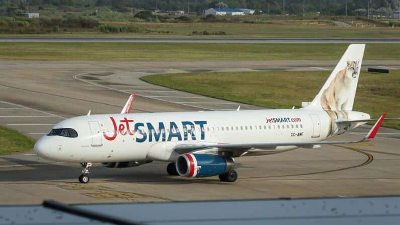 Vista de un avión de la aerolínea de bajo costo JetSMART, en una fotografía de archivo. EFE/Raúl Martínez