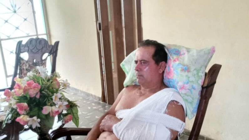 El periodista independiente cubano Alberto Corzo fotografiado en un hospital después de que los agresores lo golpearon y le rompieron la clavícula. (VOA/Cortesía de Alberto Corzo)