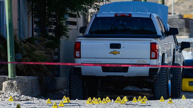 Vista general de una camioneta atacada por un grupos armado, donde se cometió un crimen el 17 de abril de 2022, en Ciudad Juárez, estado de Chihuahua (México). EFE/Luis Torres