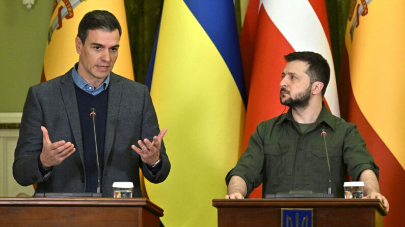 El presidente del Gobierno español, Pedro Sánchez (izq.), pronuncia un discurso junto al presidente de Ucrania, Volodimir Zelenski, durante su rueda de prensa en Kiev (Ucrania) el 21 de abril de 2022. (Genya Savilov/AFP vía Getty Images)