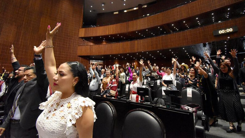 Fotografía cedida por la Cámara de Diputados donde se observa a legisladores del Movimiento de Regeneración Nacional (MORENA) durante una sesión ordinaria el 18 de abril de 2022, en Ciudad de México (México). EFE/ Cámara de Diputados 