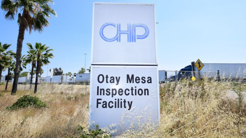 Los camiones esperan en la fila para salir de las instalaciones de inspección y entrar a Estados Unidos en el puerto de entrada de Otay Mesa en la frontera entre Estados Unidos y México en San Diego, California, el 8 de junio de 2019. (Frederic J. Brown/AFP vía Getty Images)