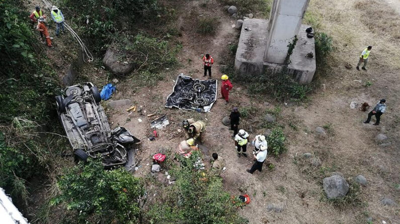 Fotografía cedida el 20 de abril de 2022 por Córdoba a Diario que muestra a rescatistas y bomberos en la zona donde se accidentó una camioneta en la que viajaban migrantes, en el municipio Amatlán de los Reyes, estado de Veracruz (México). EFE/Córdoba a Diario