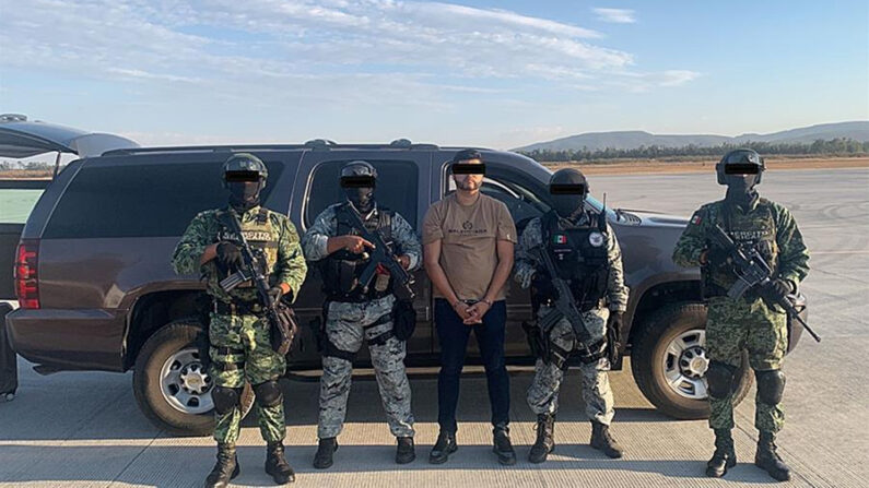 Fotografía cedida el 23 de abril de 2022, por la Secretaria de la Defensa Nacional (Sedena), donde se observa la presentación de Saúl Alejandro, alias "Chopa", por elementos del Ejército Mexicano, en Jalisco (México). EFE/Sedena