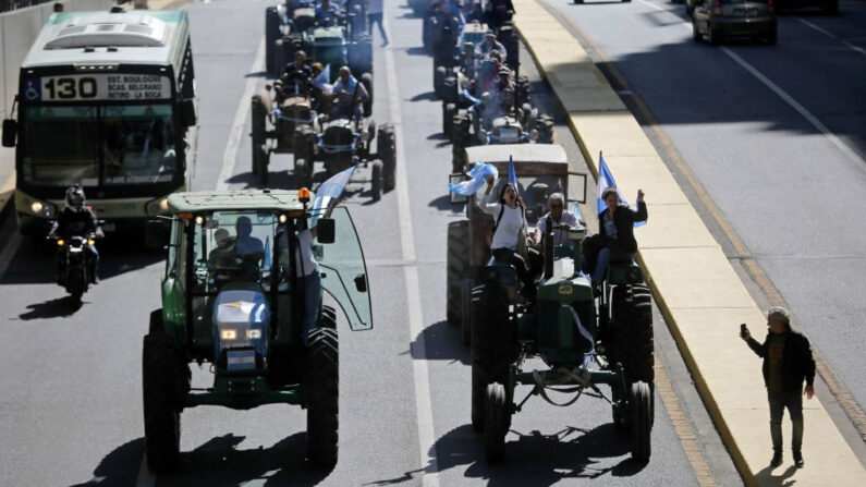 Agricultores y trabajadores rurales se dirigen a la Plaza de Mayo durante una protesta organizada por el sector agrícola contra las políticas económicas del gobierno del presidente argentino Alberto Fernández, en Buenos Aires (Argentina), el 23 de abril de 2022. (Emiliano Lasalvia / AFP vía Getty Images)