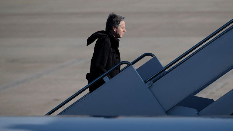 El secretario de Estado de EE.UU., Antony Blinken, sube a su avión en la Base de la Fuerza Aérea de Andrews, en Maryland, el 19 de abril de 2022. (Brendan Smialowski/POOL/AFP vía Getty Images)