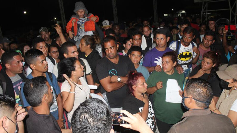 Una caravana de migrantes centroamericanos son disueltos por autoridades migratorias mexicanas el 27 de abril de 2022, en la ciudad de Tapachula, Chiapas (México). EFE/ Juan Manuel Blanco