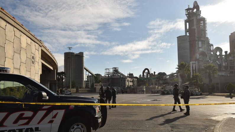 Policías Estatales resguardan la zona donde se enfrentaron trabajadores en la planta cementera Cruz Azul, el 27 de abril de 2022, en el municipio de Tula de Allende, en Hidalgo (México). EFE/ Francisco Villeda