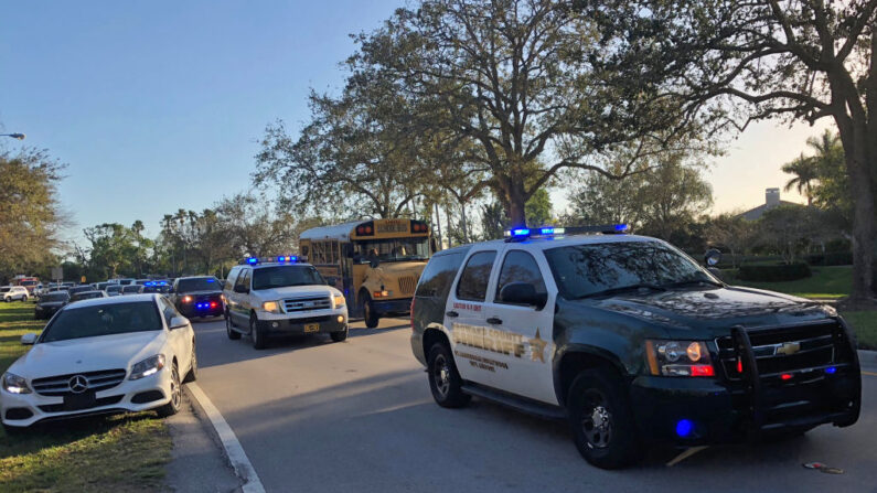 Vehículos del sheriff se ven en la escuela secundaria Marjory Stoneman Douglas en Parkland, Florida, el 14 de febrero de 2018 después de un tiroteo en la escuela. (Michele Eve Sandberg/AFP vía Getty Images)