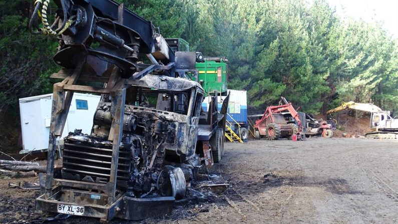 En la imagen, un registro de archivo tomado en abril de 2016 de un tractor incendiado por presuntos activistas mapuches, en la localidad de Cañete, sur de Chile. EFE/Manuel Araneda