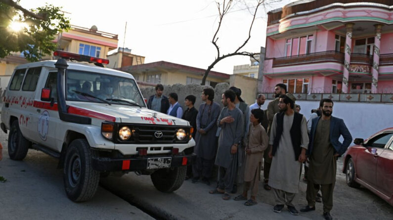 Un grupo de curiosos junto a una ambulancia que transportaba a las víctimas cerca del lugar donde se produjo una explosión en Kabul (Afganistán) el 29 de abril de 2022. (Wakil kohsar / AFP vía Getty Images)