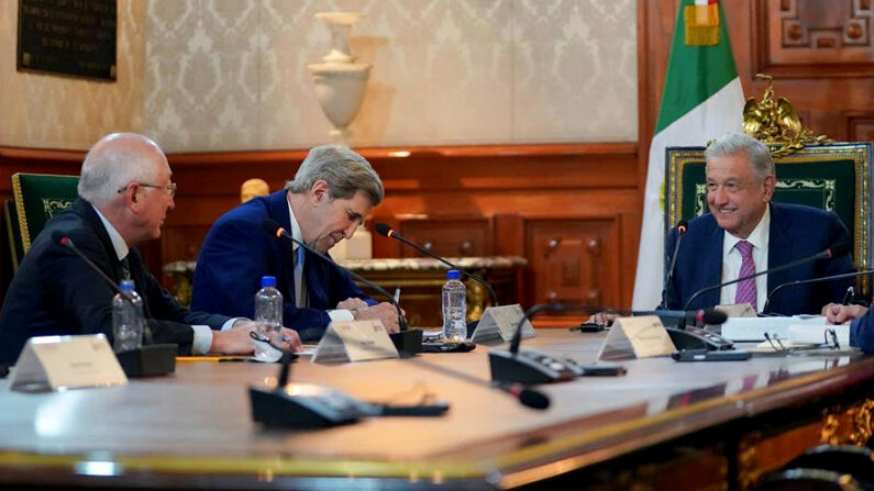 Fotografía cedida el 31 de marzo de 2022 por la presidencia de México, del mandatario mexicano Andrés Manuel López Obrador (d), el enviado especial presidencial para el Clima de la Casa Blanca, John Kerry (c) y el embajador de Estados Unidos en México Ken Salazar (i), durante una reunión de trabajo en Palacio Nacional de la Ciudad de México (México). (EFE/Presidencia de México)