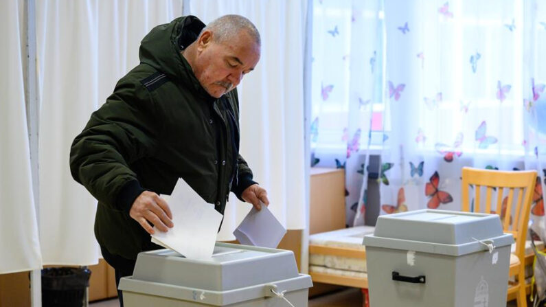 Un hombre depositaba su voto este pasado domingo en un colegio electoral de Budapest (Hungría). EFE/EPA/Tamas Kovacs