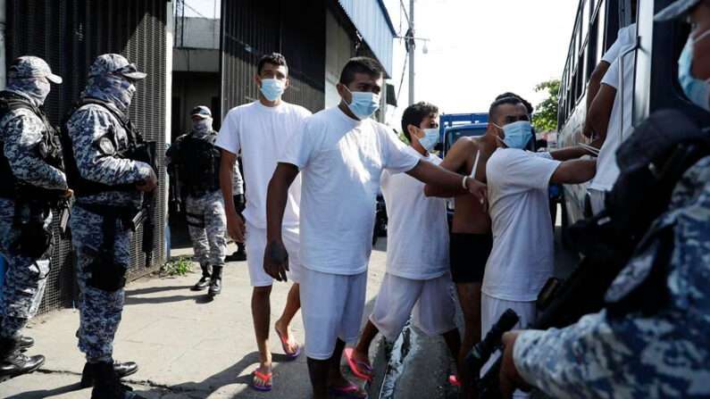Supuestos pandilleros detenidos durante el estado de excepción son trasladados a una cárcel, en San Salvador (El Salvador), en una fotografía de archivo. EFE/ Rodrigo Sura