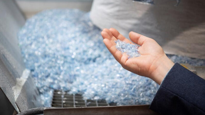 Cientos de toneladas de envases de plástico y microplásticos son tratados en una planta de reciclaje en Bilten (Suiza), en una imagen de archivo. EFE/Gian Ehrenzeller