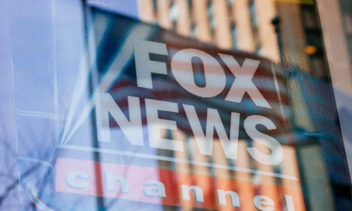 Un letrero del canal Fox News en el edificio de News Corp., en Nueva York, el 20 de marzo de 2019. (Kevin Hagen/Getty Images)
