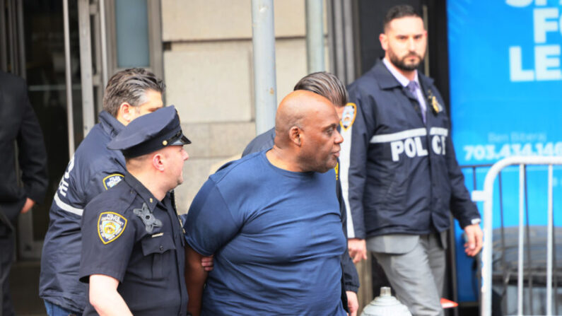 El sospechoso Frank James es conducido por policías de la Novena Comisaría tras ser detenido en relación con el tiroteo masivo en la estación de metro de la calle 36, en Nueva York el 13 de abril de 2022. (Michael M. Santiago/Getty Images)
