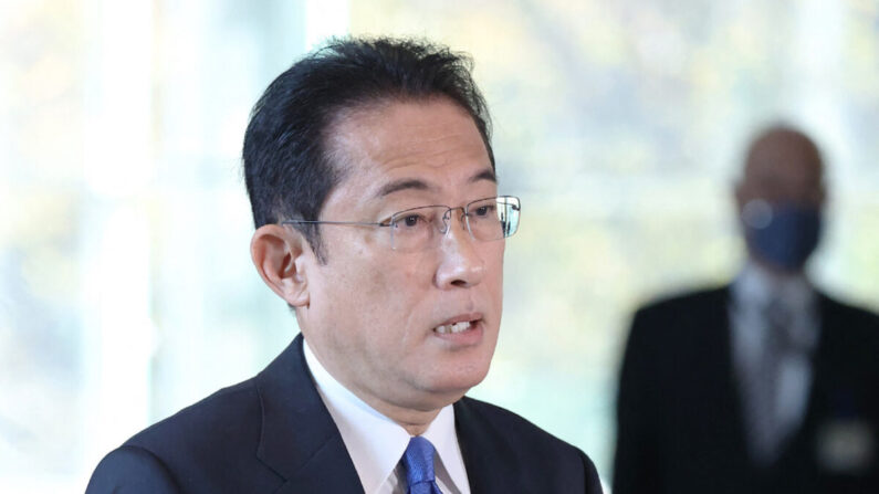 El primer ministro de Japón, Fumio Kishida, responde a las preguntas de los periodistas sobre la respuesta a la variante ómicron en su oficina de Tokio el 29 de noviembre de 2021. (JIJI Press/AFP vía Getty Images)