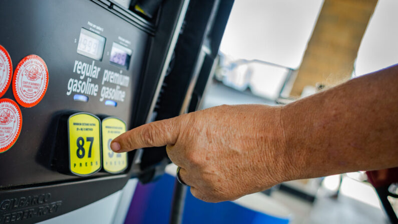 Un hombre selecciona opciones de gasolina en Sacramento, California, el 19 de abril de 2022. (John Fredricks/The Epoch Times)