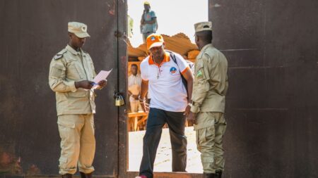 Condenan a 20 años de cárcel a ciudadano chino que azotó a un empleado en Ruanda