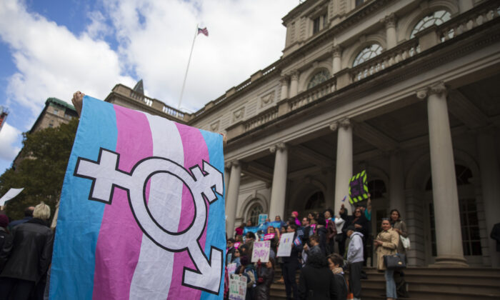 Activistas LGBT y sus simpatizantes se manifiestan en apoyo de las personas transgénero en las escaleras del Ayuntamiento de Nueva York, el 24 de octubre de 2018. (Drew Angerer/Getty Images)
