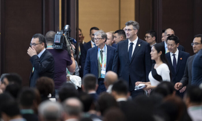 El fundador de Microsoft, Bill Gates (centro izq.), llega para participar en un foro durante la primera Exposición Internacional de Importaciones de China (CIIE), en Shanghai, el 5 de noviembre de 2018. (Matthew Knight/AFP vía Getty Images)
