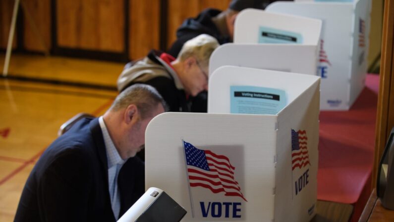 Los votantes emiten sus votos en la Escuela Primaria Franklin en Kent, Ohio, el 6 de noviembre de 2018. (Jeff Swensen/Getty Images)
