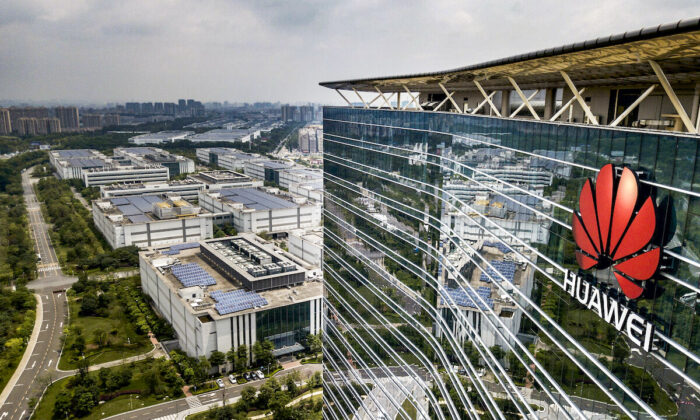 El logotipo de Huawei se ve en el lado del edificio principal en el campus de producción de la compañía el 25 de abril de 2019 en Dongguan, cerca de Shenzhen, China. (Kevin Frayer/Getty Images)