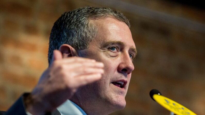 El presidente y director ejecutivo del Banco de la Reserva Federal de San Luis, James Bullard, habla en el Club de Corresponsales Extranjeros sobre la economía y la política monetaria de Estados Unidos en Hong Kong el 22 de mayo de 2019. (Isaac Lawrence / AFP vía Getty Images)