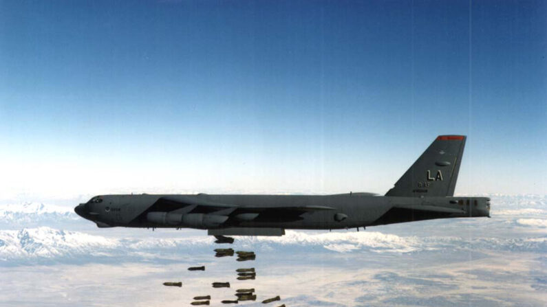 Un bombardero pesado B-52 Stratofortress de la Fuerza Aérea de Estados Unidos lanza bombas en esta foto de archivo sin fecha. (U.S. Airforce/Getty Images)