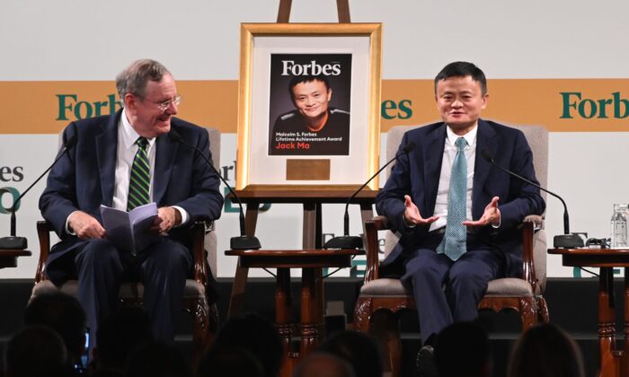 Jack Ma (de), cofundador y expresidente ejecutivo de Alibaba Group, habla junto a Steve Forbes (iz), presidente y editor en jefe de los medios de comunicación Forbes, durante la Conferencia Global de CEOs de Forbes en Singapur el 15 de octubre de 2019. (Roslan RAHMAN / AFP vía Getty Images)