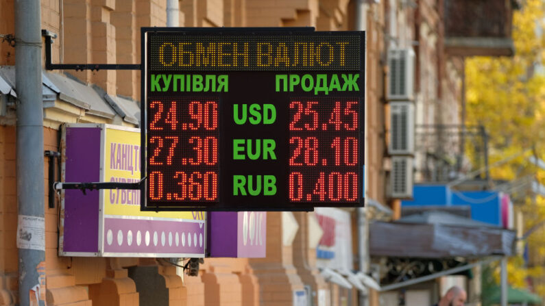 Letrero con los tipos de cambio entre la hryvnia, la moneda ucraniana y el dólar estadounidense, el euro y el rublo ruso, el 3 de octubre de 2019, en Kiev, Ucrania. (Sean Gallup/Getty Images)
