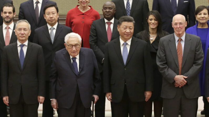 El líder chino Xi Jinping y el viceprimer ministro Liu He (izq.) asisten a una sesión de fotos de grupo con el exsecretario de Estado de Estados Unidos Henry Kissinger, el exsecretario del Tesoro de Estados Unidos Henry Paulson (dcha.) y miembros de una delegación del Foro de la Nueva Economía 2019 antes de una reunión en el Gran Salón del Pueblo en Pekín, China, el 22 de noviembre de 2019. (Jason Lee-Pool/Getty Images)
