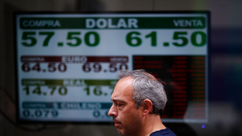 Un hombre pasa frente a una casa de cambio que muestra precios actualizados de dólares, reales brasileños, pesos chilenos y euros, el 28 de octubre de 2019, en Buenos Aires, Argentina. (Marcos Brindici/Getty Images)