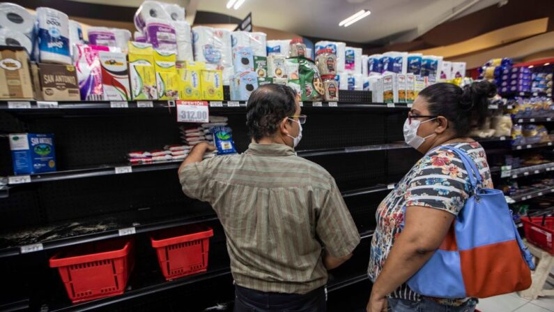 Las personas llevan mascarillas mientras compran en un supermercado en Managua (Nicaragua), el 18 de marzo de 2020. (Inti Ocon/AFP vía Getty Images)