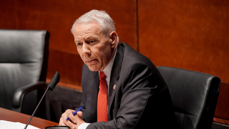 El representante estadounidense Ken Buck (R-Colo.) interroga a los testigos en una audiencia del Comité Judicial de la Cámara de Representantes sobre la brutalidad policial y la discriminación racial en Washington el 10 de junio de 2020. (Greg Nash-Pool/Getty Images)