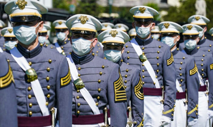 Cadetes de la Academia Militar de EE.UU. asisten a la ceremonia de graduación de 2020, en West Point, Nueva York, el 13 de junio de 2020. (Timothy A. Clary/AFP a través de Getty Images)