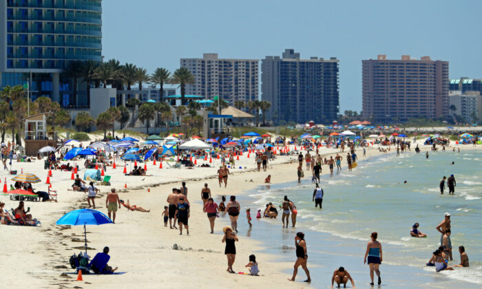 La gente visita Clearwater Beach luego de que el gobernador Ron DeSantis abriera las playas a las 7 a. m., en Clearwater, Florida, el 4 de mayo de 2020. (Mike Ehrmann/Getty Images)