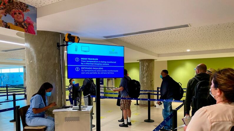 Turistas hacen cola en el control sanitario del aeropuerto internacional de Punta Cana (PUJ), en República Dominicana, el 28 de noviembre de 2020. (Daniel Slim/AFP vía Getty Images)