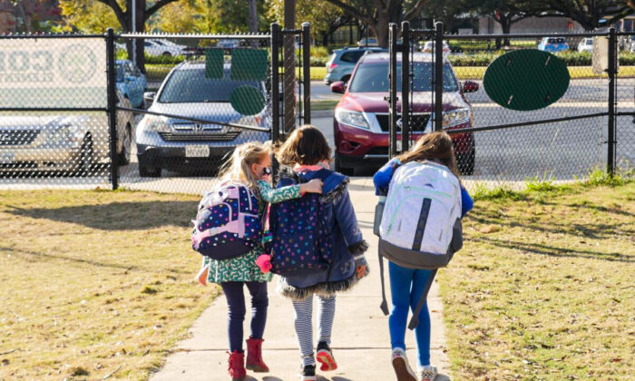 Alumnos con mascarillas caminan fuera de la escuela primaria Condit en Bellaire, en las afueras de Houston, Texas, el 16 de diciembre de 2020. (Francois Picard/AFP vía Getty Images)