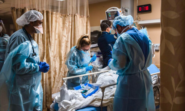 Trabajadores sanitarios atienden a un paciente con COVID-19 en el Centro Médico Providence St. Mary en Apple Valley, California, el 11 de enero de 2021. (Ariana Drehsler/AFP/Getty Images)