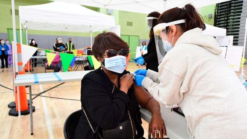 Una empleada del Distrito Escolar Unificado de Los Ángeles (LAUSD) recibe su vacuna contra la COVID-19 en un sitio abierto por el LAUSD para sus empleados en Los Ángeles, California, el 17 de febrero de 2021. (Frederic J. Brown/AFP vía Getty Images)